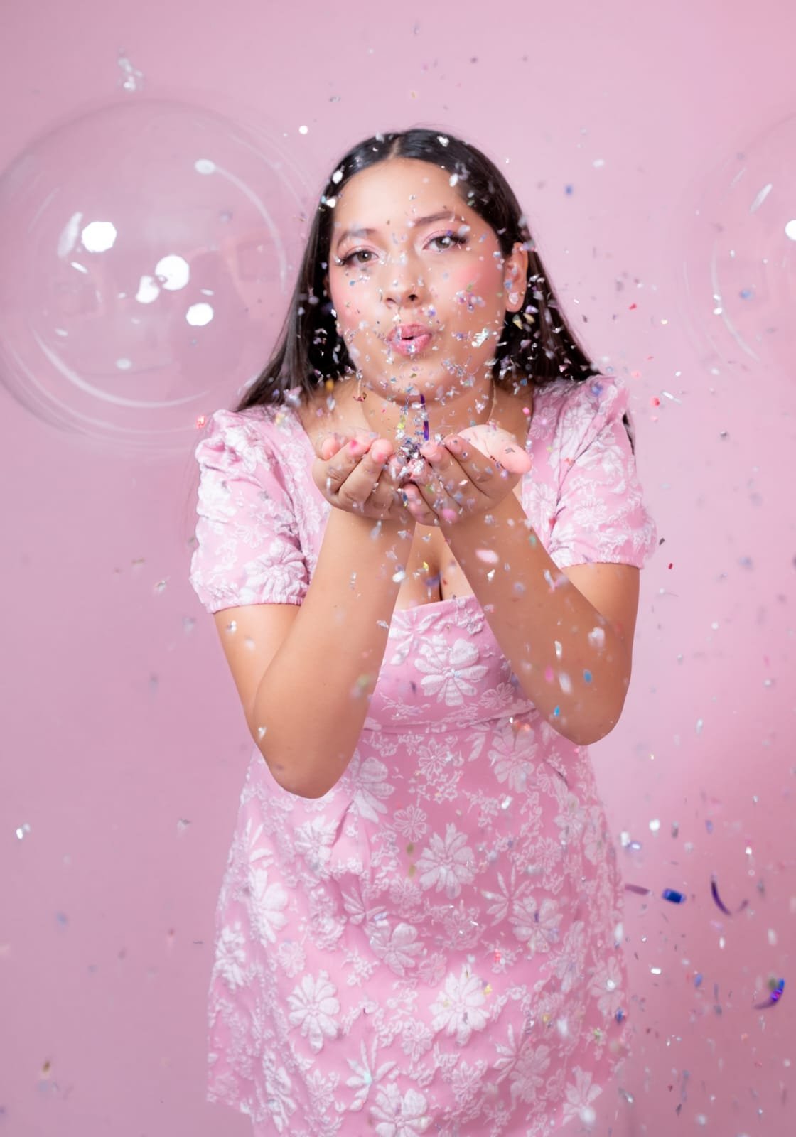 Talía soplando confeti