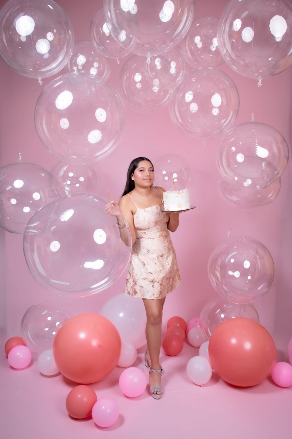 Talía con arco de globos y pastel