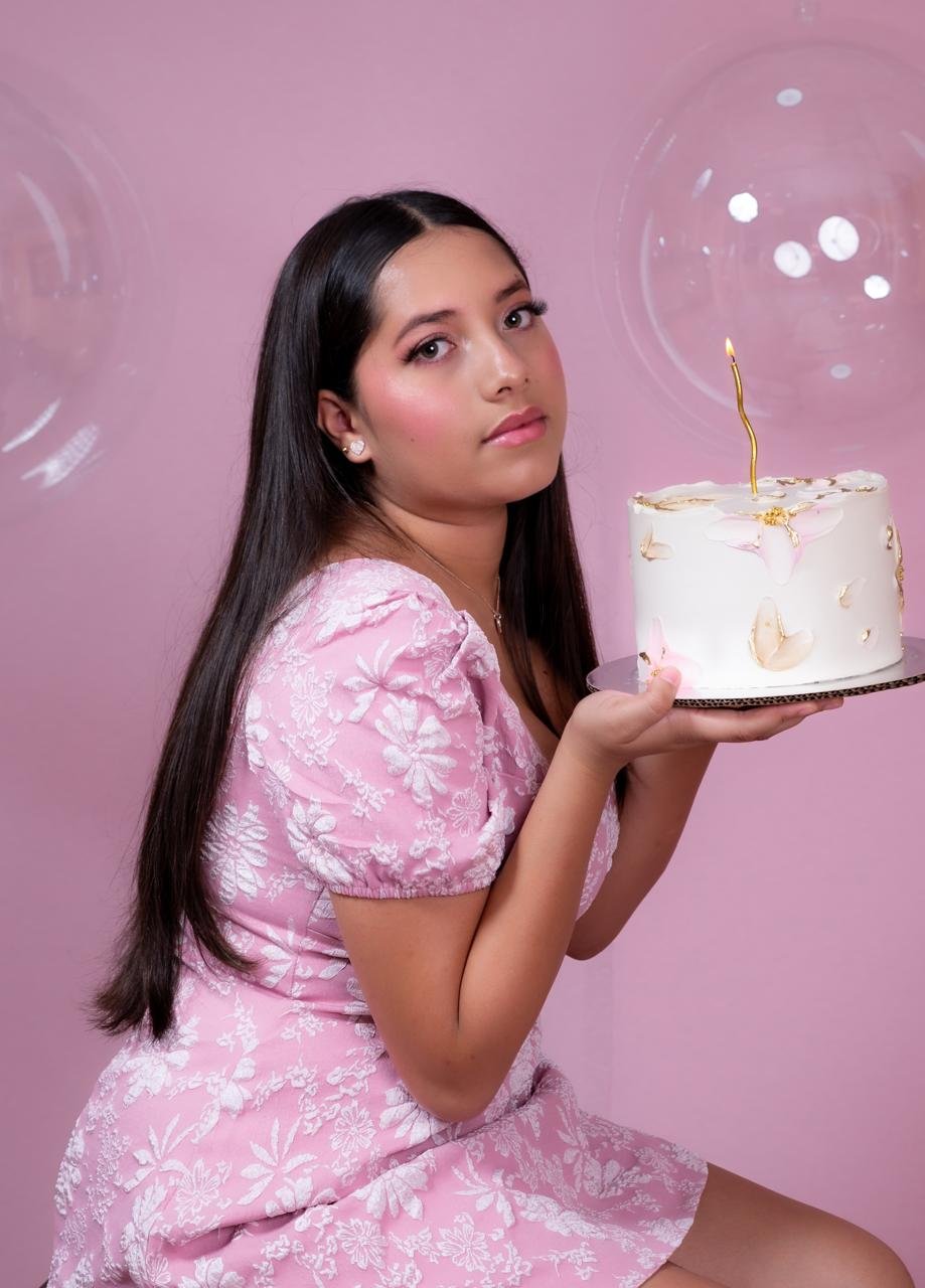 Talía con su pastel