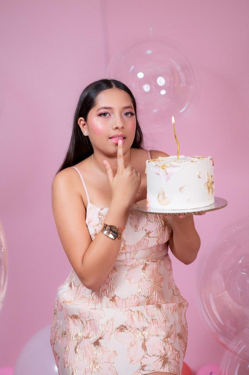 Talía con su pastel de XV